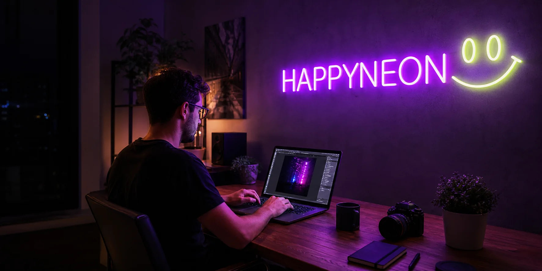 En kreatör arbetar under en lysande HAPPYNEON-logotyp