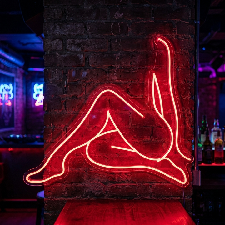 "Naken Flicka Sitter I En Elegant Pose" Neonskylt
