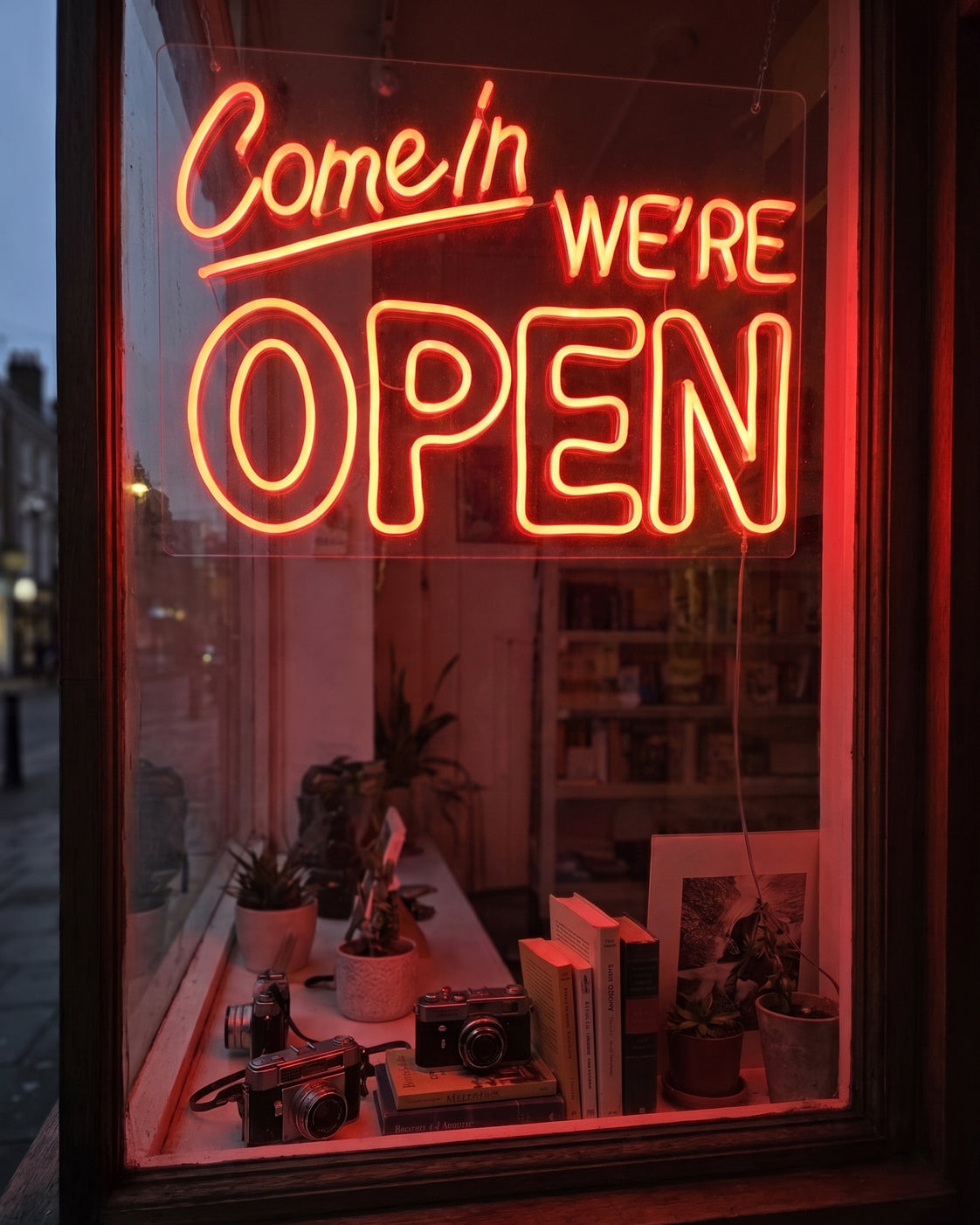 Ett boutique-kafé med en anpassad neonikon med kaffe och blad