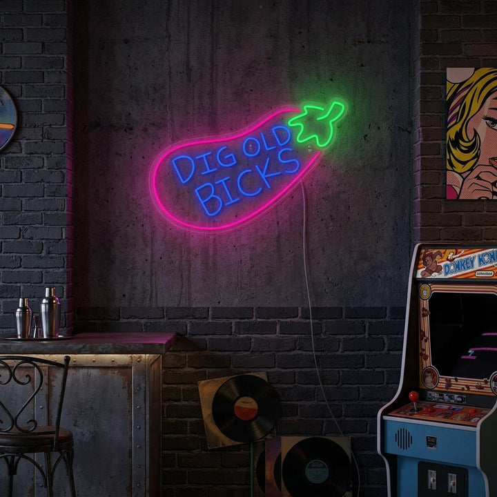 "Big Old Bicks Aubergine, TV-program inspirerad" Neonskylt