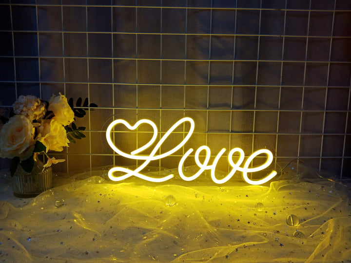 "Love" Neonskylt (Lager: 3 enheter)