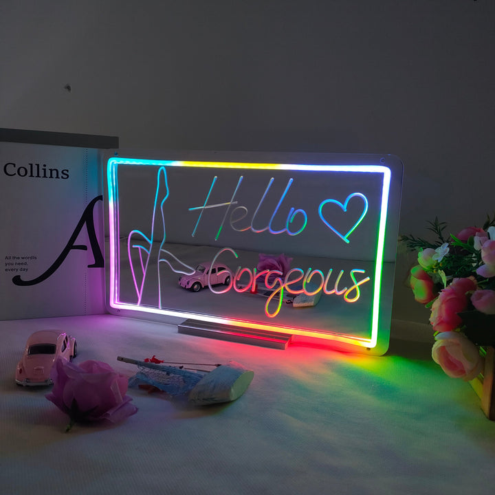 "Hello Gorgeous, Drömsk Färgförändring" Neonskylt med spegelbakgrund