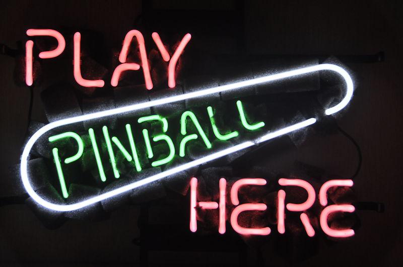 "Play Pinball Here, Rum För Spel" Neonskylt