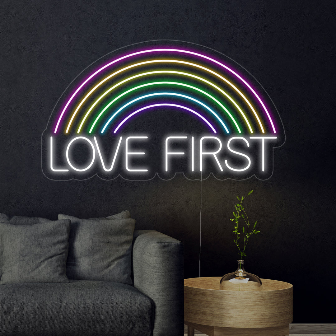 "Regnbåge, Love First" Neonskylt