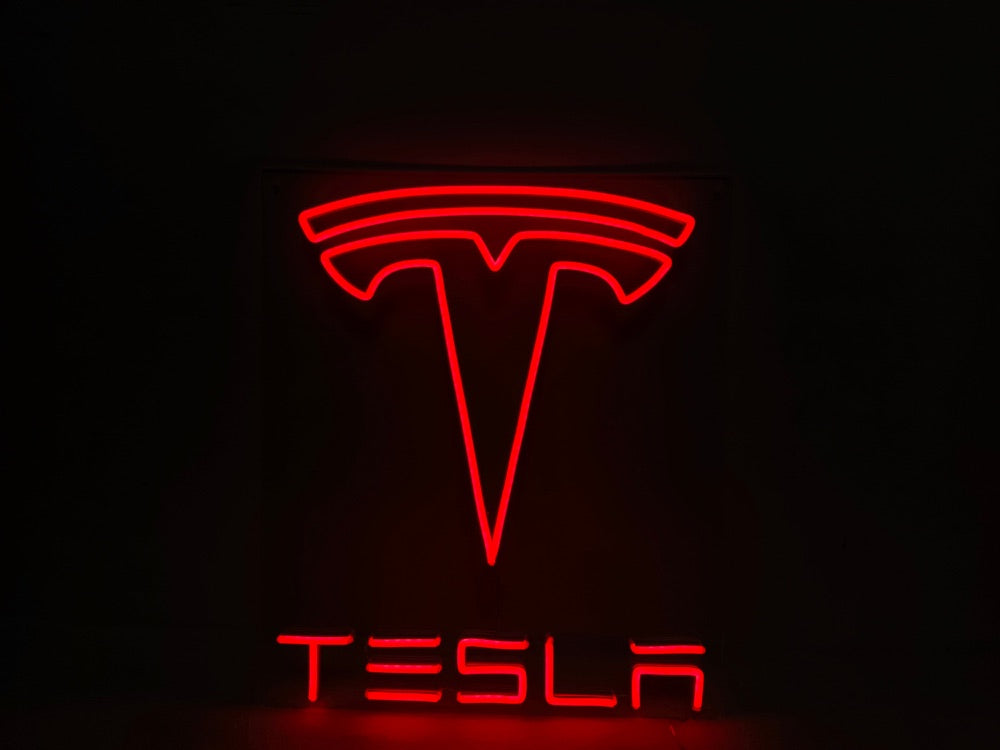 Finished Tesla logo neonskylt glowing in red